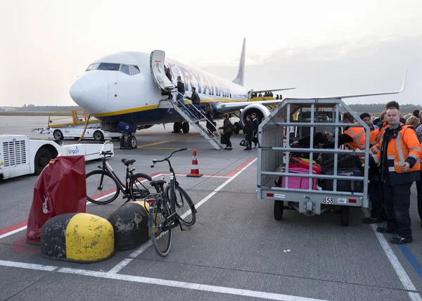 Bagagem e bicicletas à espera de embarque no avião ryanair em ei — Fotografia de Stock