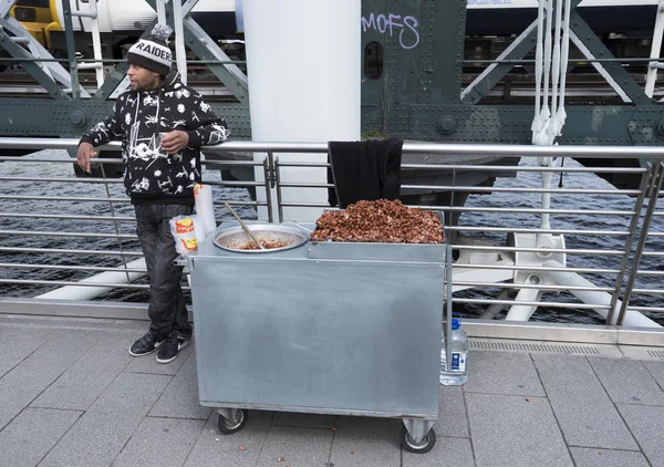 Homem vende amendoins de açúcar na ponte blackfriars em Londres — Fotografia de Stock