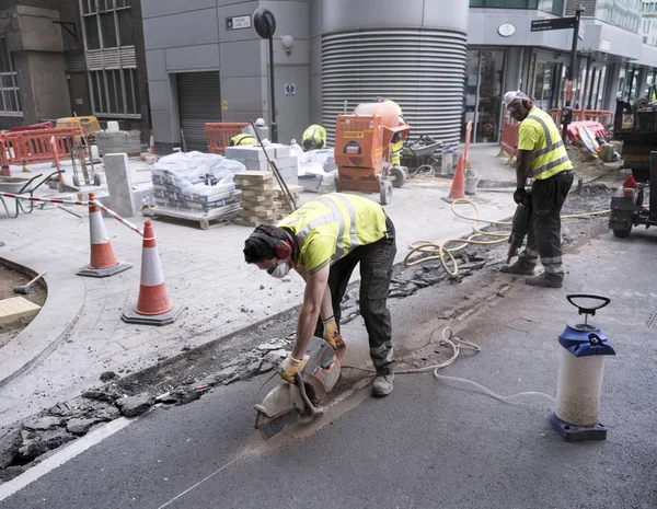 Workers with drill and saw on the street in london — Stock Photo, Image