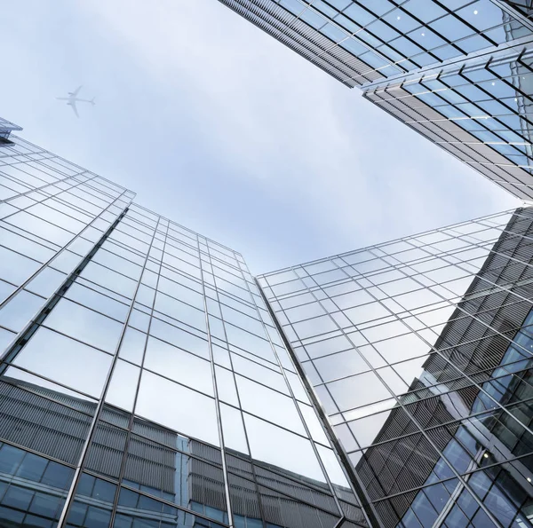 Linien und Himmel reflektierende Glasfassaden moderner Stahlbauten — Stockfoto