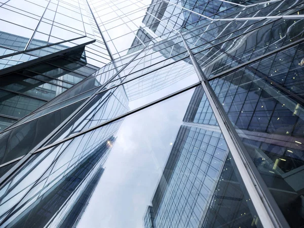 Líneas y fachadas de vidrio reflectantes del cielo de la construcción moderna de acero —  Fotos de Stock