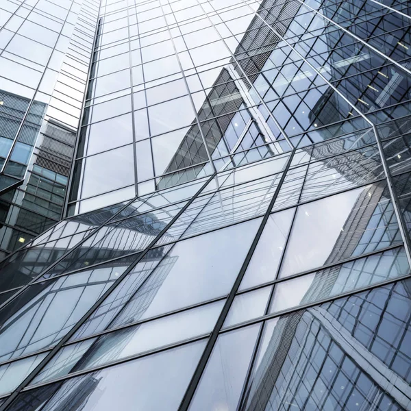 Linhas e céu refletindo fachadas de vidro do edifício de aço moderno — Fotografia de Stock