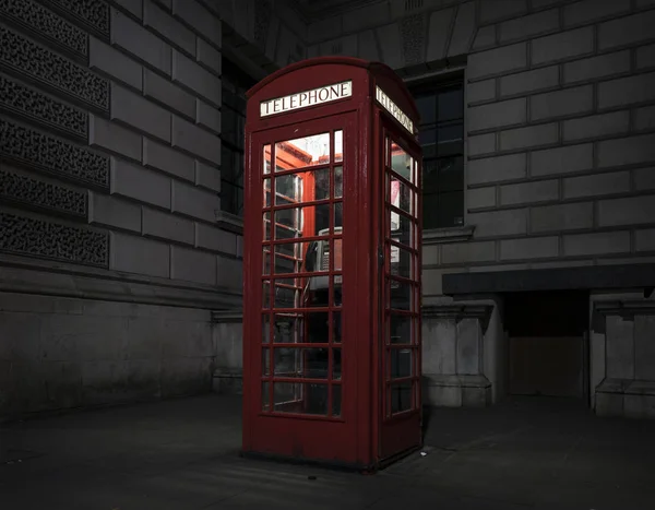 老红色电话亭在晚上在伦敦 — 图库照片