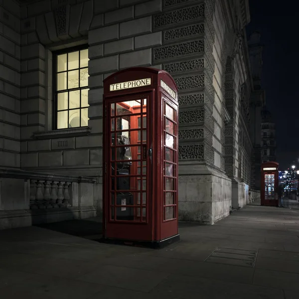 Vieille cabine téléphonique rouge la nuit à Londres — Photo