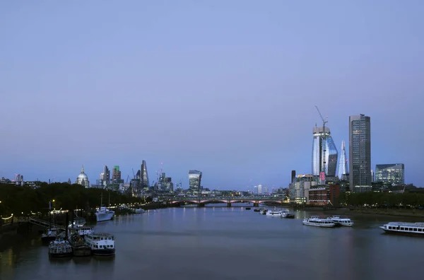 Gratte-ciel à Londres avec la cathédrale de st paul la nuit voir — Photo