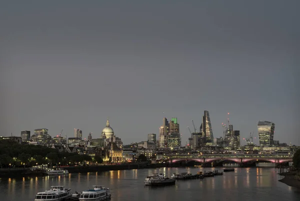 Gratte-ciel à Londres avec la cathédrale de st paul la nuit voir — Photo