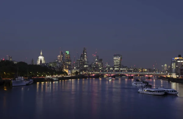 Gratte-ciel à Londres avec la cathédrale de st paul la nuit voir — Photo