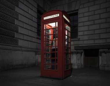 eski kırmızı telefon kulübesinden gece Londra'da