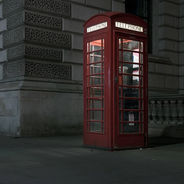 Vieille cabine téléphonique rouge la nuit à Londres — Photo