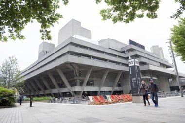 Çift southbank river Thames Ulusal t önünde yürür