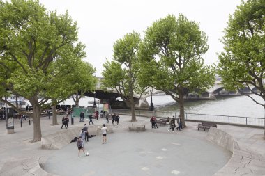 çocuklar futbol Londra waterloo bridge yakınındaki bulutlu gün oynamak. 
