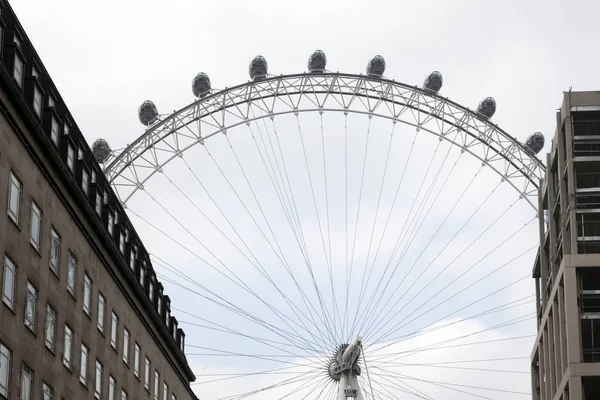 London oeil entre les grands bâtiments directement derrière elle — Photo