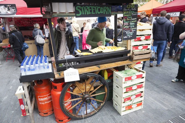 Leveranciers van stal met streetcorn op southbank centre voedselmarkt — Stockfoto
