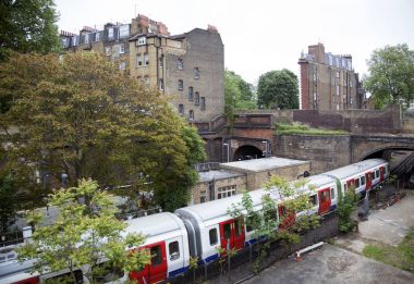 metro tren Güney kensington istasyonu Londra'da girer.