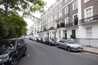 ağaçlar ve street Londra Kensington pahalı daire ile