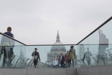 millennium Köprüsü'nde st paul's ca ile thames Nehri kişi arası