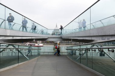 millennium Köprüsü'nde st paul's ca ile thames Nehri kişi arası