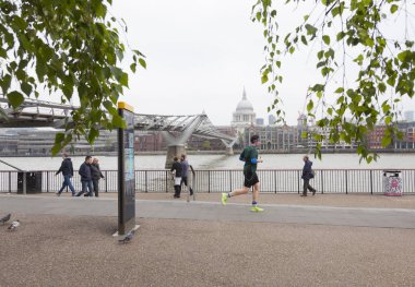 insanlar yürüyüş ve koşu thames Nehri boyunca millennium Köprüsü yakınlarında