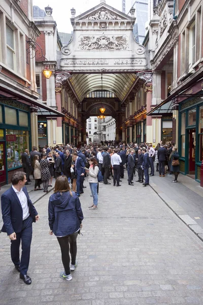 Wielki tłum na lunch przy targowisku leadenhall market, w pobliżu miasta Londyn — Zdjęcie stockowe