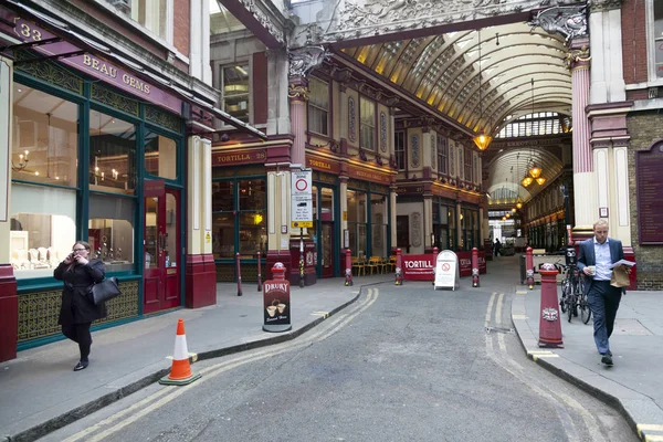 Ludzie opuszczają rynek leadenhall do Londynu z papierosem — Zdjęcie stockowe