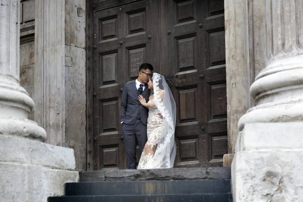 Asiático pareja poses en frente de puerta en st paul 's catedral en th —  Fotos de Stock