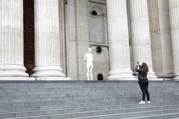 Lány veszi a képet a szobor Krisztus szögesdrót korona fr — Stock Fotó