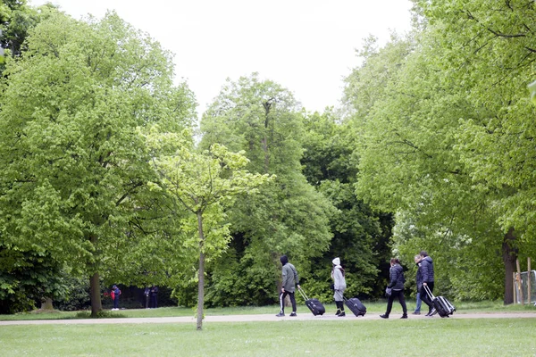 Turistas con carritos en Londres Hyde Park — Foto de Stock