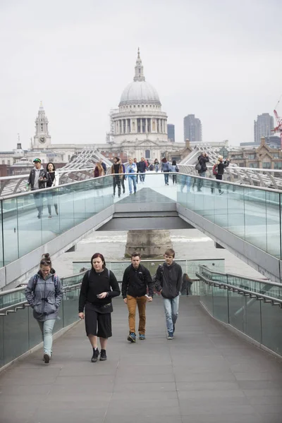 Les gens traversent les fleuves sur le pont du millénaire avec st paul's ca — Photo