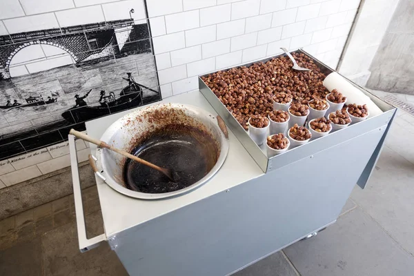 Amendoins torrados para venda sob ponte blackfriars londres — Fotografia de Stock