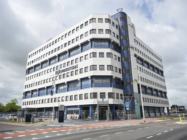 Büro rijkswaterstaat in der Hauptstadt von Friesland leeuwarden in — Stockfoto