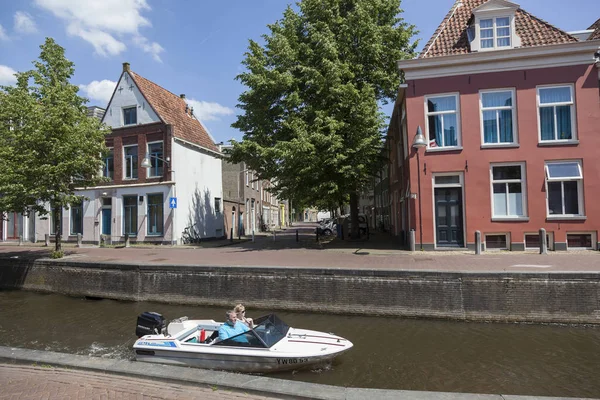 Paar ritten speedboot in leeuwarden kanaal op zonnige zomerdag — Stockfoto