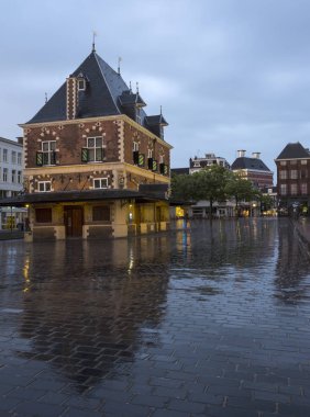 eski şehir leeuwarden fr ortasına binada Waag alacakaranlıkta