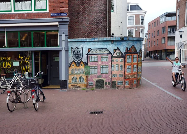 Leeuwarden, Países Bajos, 11 de junio de 2017: bicicletas y casas pintadas en el centro de la antigua capital Leeuwar — Foto de Stock