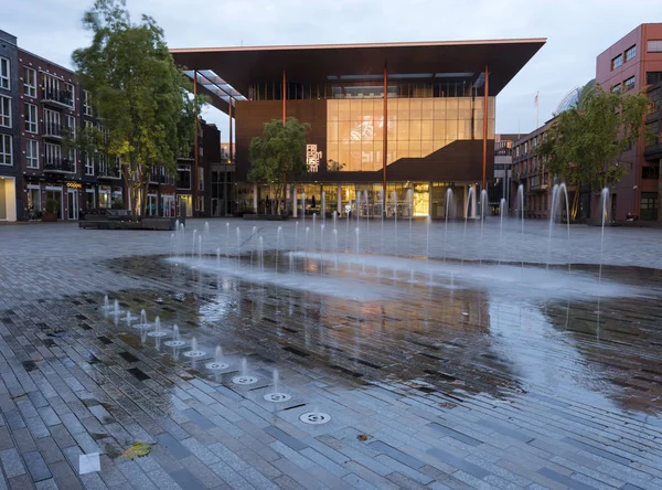 Leeuwarden, Países Bajos, 11 de junio de 2017: moderno museo de papas fritas al atardecer en el centro de la antigua capital de la provincia le — Foto de Stock