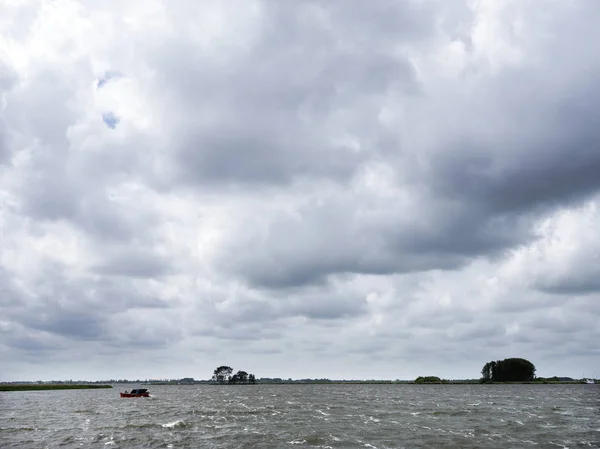 Samotny drewniany statek podczas letniej burzy nad jeziorem w pobliżu Sneek w d — Zdjęcie stockowe