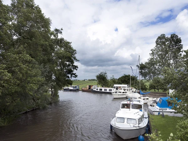 Barcos en canal cerca de Sneek en la provincia holandesa de friesland — Foto de Stock