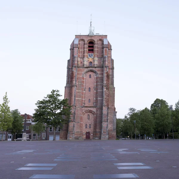 Vieja torre oldehove en capital de friesland, leeuwarden, en caliente — Foto de Stock