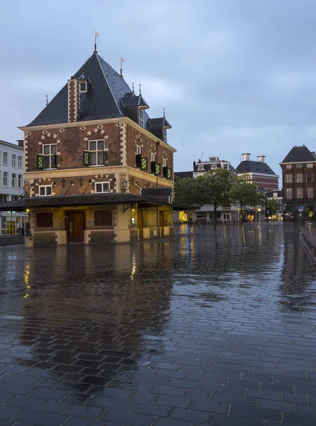 Budynku Waag o zmierzchu, w centrum starego miasta leeuwarden w fr — Zdjęcie stockowe