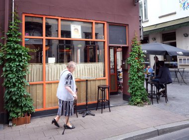 Antwerpen, Belçika, 25 Haziran 2017: antwerp baston geçer barda yaşlı kadınla