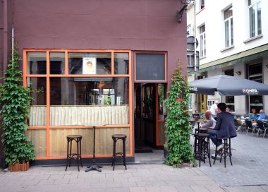 Antwerpen, Belçika, 25 Haziran 2017: antwerp baston geçer barda yaşlı kadınla