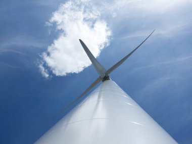 Rüzgar Türbini ve mavi gökyüzü ile bir bulut