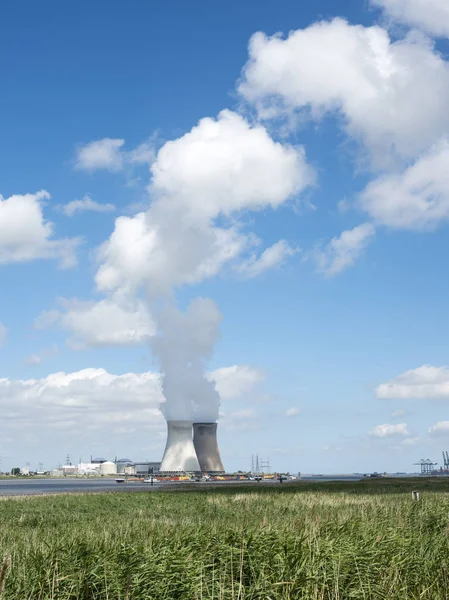 Doel elektrowni atomowej w pobliżu schelde rzeki na północ od Antwerpii — Zdjęcie stockowe