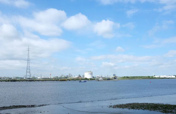 Антверпен, 26 июня 2017: Неохимический завод вдоль реки Шельде в бельгийском городе Антверпен — стоковое фото
