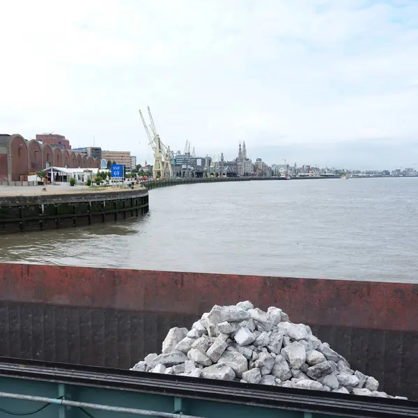 Antwerpen, dnia 26 czerwca 2017 r.: statek załadowany z kamienia naturalnego wchodzi port w Antwerpii — Zdjęcie stockowe