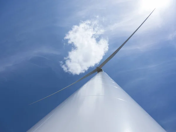 Windkraftanlage und blauer Himmel mit einer Wolke — Stockfoto