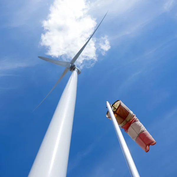 Turbina eólica e windbag e nuvem brancacontra o céu azul — Fotografia de Stock