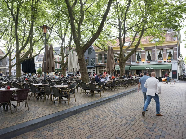 eski Hollanda Merkezi şehir Delft içinde açık kafe insanlar 