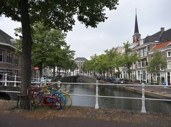Kolorowe rowery na most nad kanałem w holenderskim mieście Delft — Zdjęcie stockowe