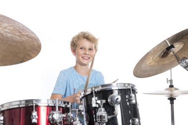 sarışın teen çocuk drumkit Studio beyaz ba karşı bateri çalıyor
