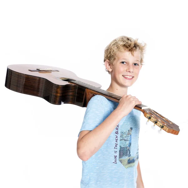 Ξανθιά Έφηβος αγόρι με κιθάρα στο στούντιο ενάντια σε λευκό φόντο — Φωτογραφία Αρχείου
